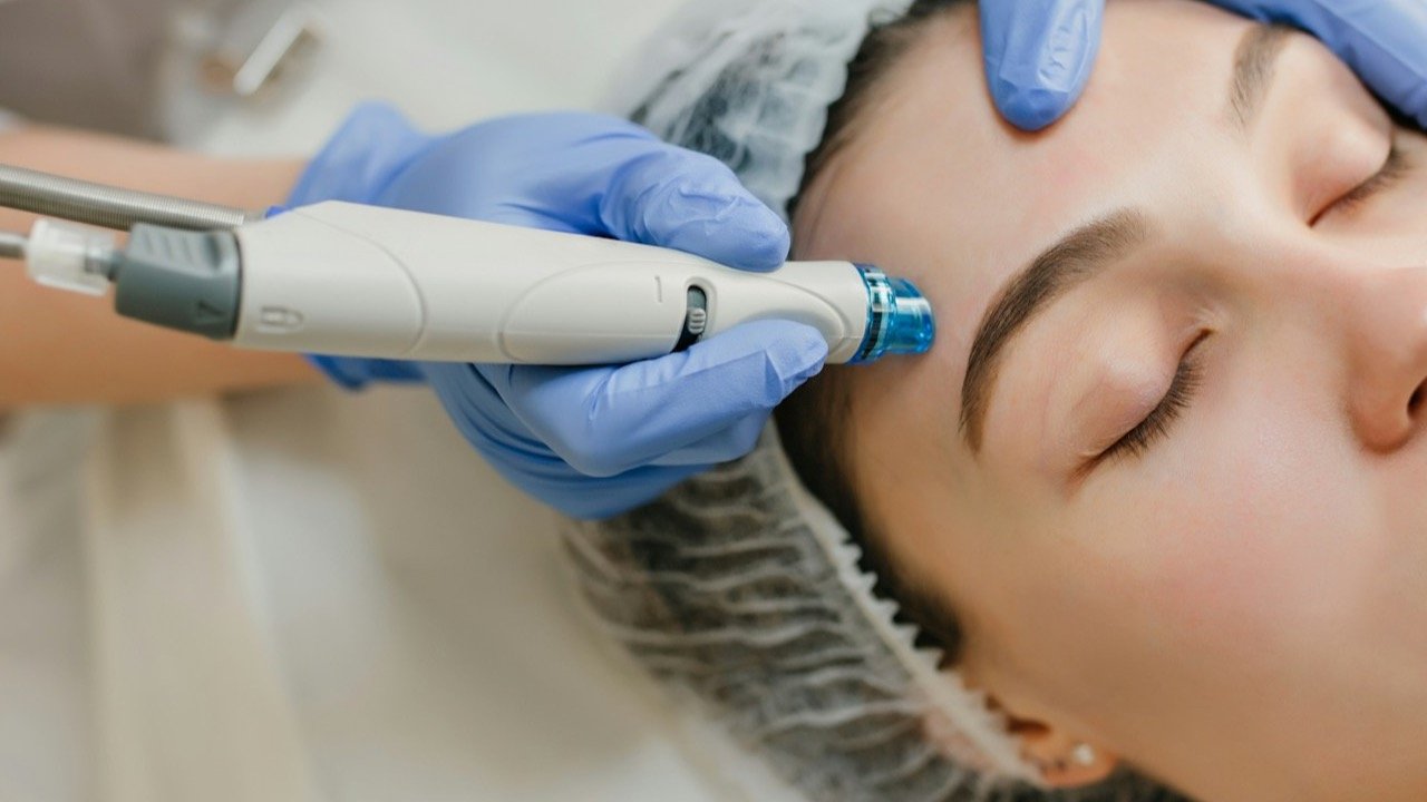 Soin peeling professionnel — application en cabine esthétique