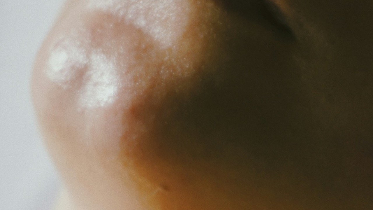 Soin visage professionnel — massage facial anti-âge en institut
